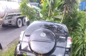 Akibat Sopir Mengantuk, Mobil Dinas Camat Jampang Kulon Masuk Solokan