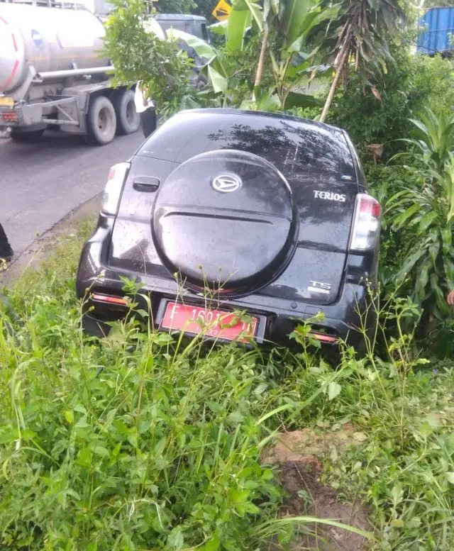 MOBIL CAMAT MASUK SOLOKAN