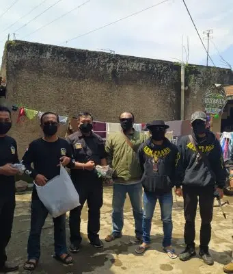 LSM TUAR Bersinergi Bersama LSM PRABU Bakti Sosial Membagikan Masker