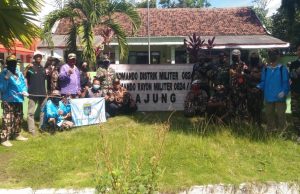 Pencegahan Penularan Covid-19, Koramil Anjung Adakan Penyemprotan Disinfektan
