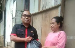 Redaksi Pelita Investigasi Bagikan Paket Sembako kepada Warga Terdampak Wabah Covid-19