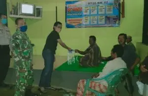 Tanggap Penyebaran Covid-19, Kades Sukamakmur Bagikan Masker Gratis