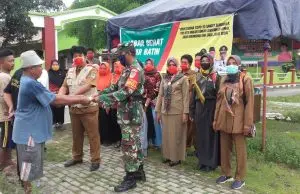 Pemdes Kertasari, Bidan Desa dan Babinsa Koramil Ligung “Bagi Bagi Masker”