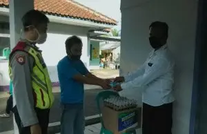 Kades Cimaragas Bagikan Bansos Warga Terdampak Covid 19