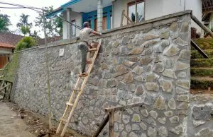 Pengerjaan Pembangunan TPT Dusun Sukasari Desa Sukawening Berjalan dengan Baik