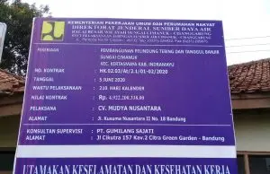 Diduga Tidak Sesuai RAB, Baru Berapa Bulan Dikerjakan Tanggul Kali Cimanuk Blok Rengas Payung Kertasemaya Indramayu Retak dan Mulai Amblas