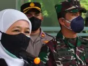 Tinjau Vaksinasi KAUJE Dan UNEJ, Gubernur Jatim Beri Bansos