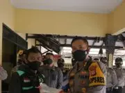 Kapolres Garut Kunjungi Polsek Garut Kota, Memberikan Bansos kepada Komunitas Ojek Online yang Terdampak PPKM.