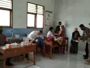 Kapolsek Cihurip Ipda Samsul Aripin SH, Monitoring Gerai Vaksin Presisi di SMPN 2 Cihurip Kec. Cihurip Kab. Garut