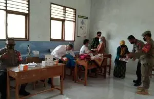 Kapolsek Cihurip Ipda Samsul Aripin SH, Monitoring Gerai Vaksin Presisi di SMPN 2 Cihurip Kec. Cihurip Kab. Garut