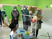 Ketua paud Sumedang Susi Gantini,monitoring PTMT ke TK Muslimat NU Sumedang.