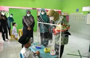 Ketua paud Sumedang Susi Gantini,monitoring PTMT ke TK Muslimat NU Sumedang.