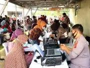 .Pedagang kaki Lima dan Warung di Zona Indramayu Barat Terima Bantuan