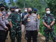 Kapolda Jabar Irjen Pol Drs. Suntana., M.S.I ,Bencana banjir Bandang di Desa Cinta Kec. Karang tengah Kab. Garut.