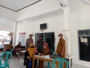 Kapolsek Krangkeng dan Danramil, Kawal Vaksinasi di Balai Desa Dukuhjati