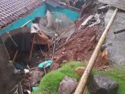 Rumah Warga Tertimpah Tembok Penahan Tebing(TPT), 1 orang Meninggal Dunia.