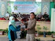 Eco Pesantren Baitul Hikmah Tempurejo menerima penghargaan Pesantren Ramah Lingkungan dari Gubernur Jatim