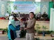 Eco Pesantren Baitul Hikmah Tempurejo menerima penghargaan Pesantren Ramah Lingkungan dari Gubernur Jatim