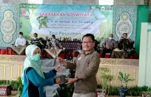 Eco Pesantren Baitul Hikmah Tempurejo menerima penghargaan Pesantren Ramah Lingkungan dari Gubernur Jatim
