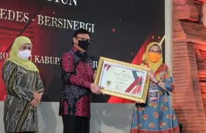 Wakil Bupati Lumajang Indah Amperawati Menerima Penghargaan Top 30 Inovasi Pelayanan Publik