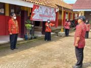 Plt. Kadisdik Kabupaten Indramayu. melepas kontingen lomba Pasanggiri Bahasa Sunda Tingkat Provinsi Jawa Barat