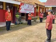 Plt. Kadisdik Kabupaten Indramayu. melepas kontingen lomba Pasanggiri Bahasa Sunda Tingkat Provinsi Jawa Barat