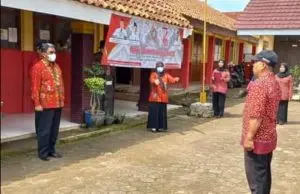 Plt. Kadisdik Kabupaten Indramayu. melepas kontingen lomba Pasanggiri Bahasa Sunda Tingkat Provinsi Jawa Barat