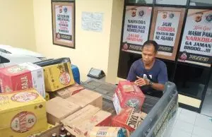 Kapolsek Indramayu Serahkan BB Miras Hasil Operasi Pekat ke Sat Narkoba Polres