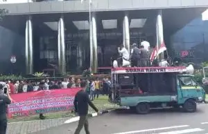 Ikatan Mahasiswa Peduli Hukum (HIMPUN) Gereduk Gedung KPK, Desak segera tuntaskan kasus Suap Impor Gula Kristal
