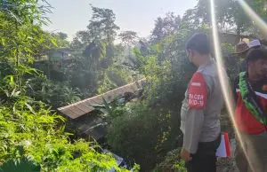 * Truk Pengangkut Aqua Jungkir Balik di Tanjungmedar Sumedang.