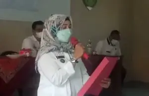 Kuwu Hj. Dariyah. Lantik Perangkat Desa Mundakjaya
