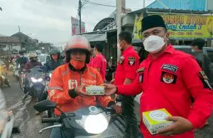 Serentak Ormas PBB Kab Bandung Bagikan Takjil dan Masker Gratis