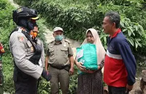 Kapolres Sumedang, Tinjau dan Berikan Bantuan Korban Longsor di Ciherang Sumedang