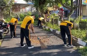 Menyambut HUT Bhayangkara ke 76, Polres Sumedang Laksanakan Bakti Sosial Bersih-bersih Mako