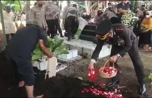 Kapolres Sumedang Pimpin Pemakaman Kompol Ibnu Setiawan Kapolsek Sumedang Utara*