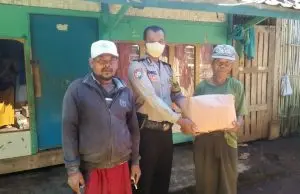 Bhabinkamtibmas Desa Cikahuripan Polsek Cimanggung Polres Sumedang Salurkan Bantuan Sembako Untuk Warga Kurang Mampu