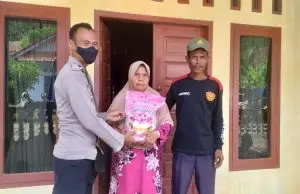 Kapolsek pataruman Dan Bhabinkamtibmas Polres Banjar, Salurkan Bantuan Sosial