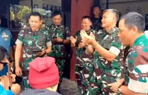 Viral, Pejabat Kodam III/Slw, Nyanyi Bareng Pengamen Jalanan