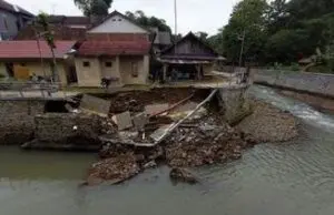 TPT Bantaran Sungai Cileueur Setinggi 5 Meter di Maleber Ciamis Ambrol