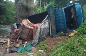 Truk Bermutan Kabel Terjun Kejurang Sedalem 20 Meter, Dijembatan Cisalak Parung Ponteng