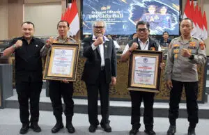 Kapolda dan Direskrimsus Polda Bali Mendapat Penghargaan dari Komnas Perlindungan Anak