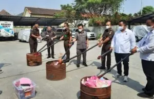 Kejari Karawang Lakukan Pemusnahan Barang Bukti Puluhan Ribu Tramadol Dan Hexymer