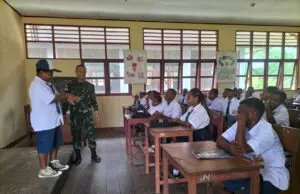 Satgas Yonif 310/KK Beri Penyuluhan Kesehatan Siswa Di Perbatasan RI-PNG*