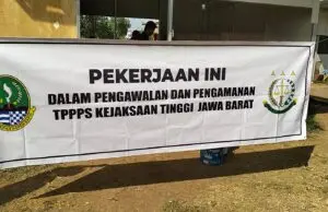 Pemasangan Sepanduk Betuliskan Pekerjaan Ini Dalam Pengawalan Dan pengamanan TPPPS Kejaksaan Tinggi Jawa Barat Diproyek Penataan Alun-Alun Kab Ciamis, Patut dipertanyakan???