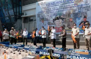 Satpol PP dan Bea Cukai Bandung Musnahkan 4 Juta Batang Rokok Ilegal