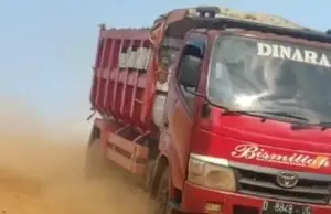 Warga Keluhkan Dampak Debu Dan Bising Kendaraan Proyek. Ada Apa dengan Ketua RT 06 dan Ketua RW 06 ???