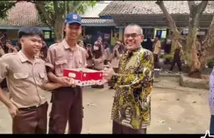 Hari Guru Nasional Pelajar SMP Negeri 4 Kotabaru Karawang Berikan Kejutan Untuk Kepsek Ahmad Fadholi