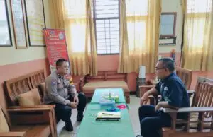 Bhabinkamtibmas Cegah Tawuran Dengan Sambangi Kepala Sekolah SMPN 4 Kotabaru
