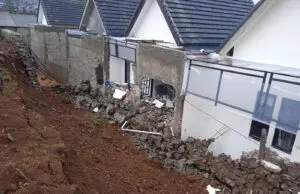 TPT Milik PT PJM Setinggi 4 Meter Ambruk Menimpa Beberapa Rumah Warga