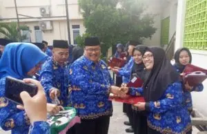 Pegawai Kemenag Karawang Mendapatkan Penghargaan Satya Lencana Karya Satya
